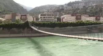 Öğrenci kartı olmayan bu asma köprüden geçemiyor