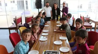 Okuyamamanın burukluğunu, köy okullarındaki öğrencilere pasta ikram ederek gideriyor
