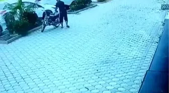 Park halindeki motosikleti sürükleyerek çaldı
