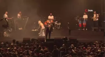 Rektörün bahar festivalindeki sahne performansı hayran bıraktı