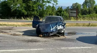 İki otomobilin kafa kafaya çarpıştığı kaza kamerada