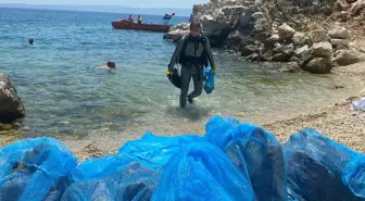 Saros Körfezi'nde dip temizliği yapan dalgıçlar denizden plastik atık topladı