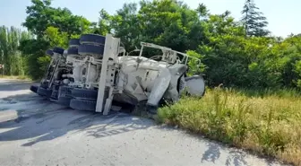 Virajı alamayan beton mikseri devrildi