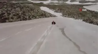 Haziran ayında kışı yaşayıp poşetle kızak keyfini çıkardılar