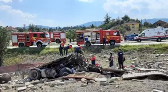 Denizli'de devrilen tırda sıkışan sürücü kurtarıldı