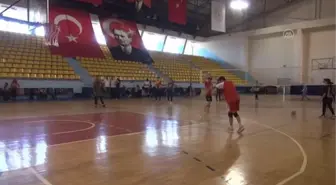 ŞANLIURFA - Milli voleybolcu Yiğiter, memleketindeki genç sporculara tecrübelerini aktarıyor