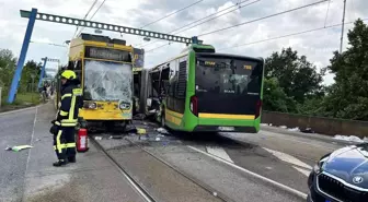 Almanya'da otobüsle tramvay çarpıştı