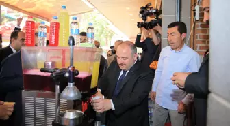 DİYARBAKIR - Bakan Varank, Diyarbakır'da vatandaşlara limonata ve meyan kökü şerbeti ikram etti