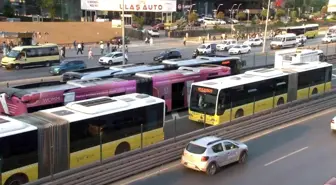 Beylikdüzü'nde metrobüs arızasında uzun kuyruklar oluştu, yolcular duraklara yığıldı