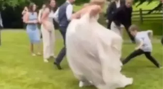 Liverpoollu kadın futbolcuyla İngiliz teknik adamdan sıra dışı düğün! Düğünde gelinlik ve damatlıkla futbol maçı yaptılar