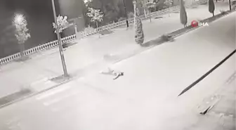 Aydınlatma direğine çarpan motosiklet sürücüsü feci şekilde can verdi... O anlar kamerada
