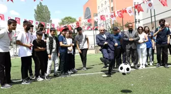 Keçiören Belediyesi bir okula daha halı saha kazandırdı