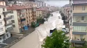 Ankara'da şiddetli yağmur; yollar göle döndü, evleri su bastı