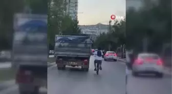 Bisikletli gencin trafikteki tehlikeli yolculuğu kamerada