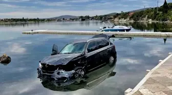 İzmir'de sır olay: Kaza yapan araç denize uçtu, cesedi başka yerde bulundu