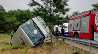 Yürekler ağza geldi! Şarampole devrilen midibüste 17 kişi yaralandı