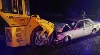 Park halindeki silindire çarpan otomobilin sürücüsü yaralandı