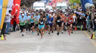 Van Büyükşehir Belediyesi '1. Van Denizi Yarı Maratonu' koşusu yapıldı