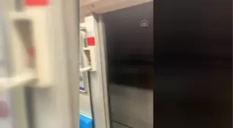 İstanbul'da metro, kapısı açık şekilde seferine devam etti