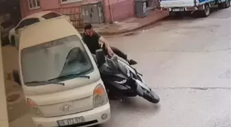 Motosiklet kamyonete çarptı; kaza anı kamerada