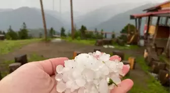 Rize'de yaylaya dolu yağdı