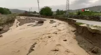 Sel yolları yıktı, 8 köye ulaşım kapandı