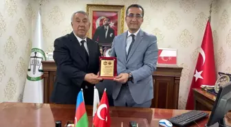 Serdar Ünsal'dan Baro Başkanı Alakan'a plaket