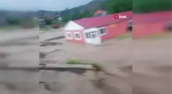 Tokat'ta dolu yağışı...Yollar göle döndü, tarım arazileri sular altında kaldı