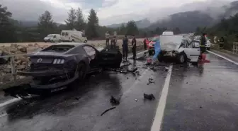 Antalya'da otomobiller kafa kafaya çarpıştı: 1 ölü, 3 yaralı