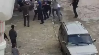 Arnavutköy'de tekme yumruk ve sopaların kullanıldığı kavgaya polis müdahalesi