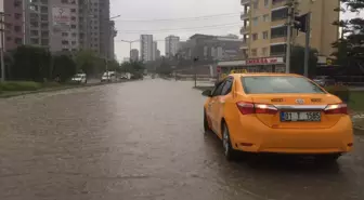 Sağanak yağış yolları göle çevirdi, araçlar yollarda kaldı