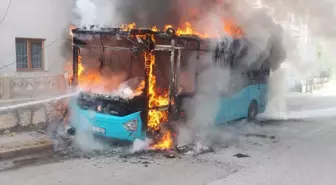 Park halindeki halk otobüsü yandı