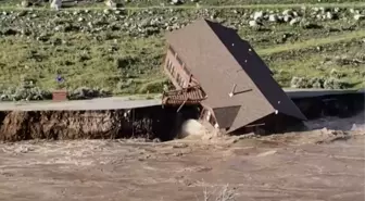 Aşırı yağışa dayanamayan ev nehre sürüklendi! Film sahnelerini aratmayan anlar kamerada