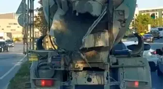 Beton mikseri asfalta beton dökerek ilerledi, o anlar kameraya yansıdı