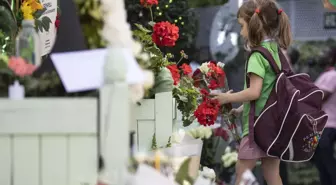 İngiltere'de 2017'deki Grenfell Tower yangınında hayatını kaybeden 72 kişi anıldı