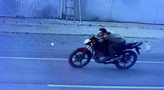 Otomobille gelen hırsızlar 50 bin liralık motosikleti çaldı; o anlar güvenlik kamerasına yansıdı