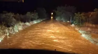 Manisa'da heyelan yolu trafiğe kapattı