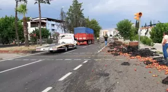 Kaza yapıp kaçtı, yola savrulan şeftaliler sürücülere zor anlar yaşattı