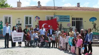 Konya'da üniversiteliler ilkokul öğrencilerini hediye oyuncaklarla mutlu etti