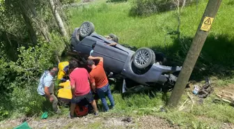 Sivas'ta devrilen otomobildeki 5 kişi yaralandı