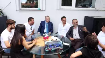 Cumhurbaşkanı Erdoğan çay davetini kabul ettiği vatandaşlarla sohbet etti