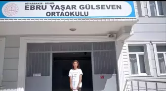 Diyarbakır'ın Bismil İlçesindeki Ebru Yaşar Gülseven Ortaokulu'nda Öğrenciler İlk Karnelerini Aldı