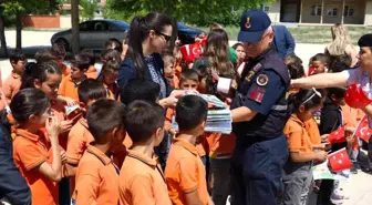 Jandarma ekipleri çocukların karne sevincine ortak oldu