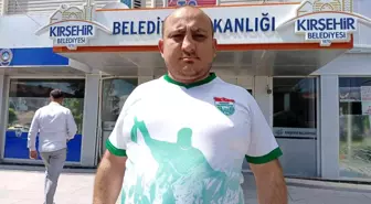 Amigo Halil Kurt, Kırşehir Belediyesi önünde eylem yaptı