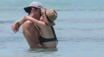 İtalyan şarkıcı Eros Ramazzotti'nin kızı, denizde sevgilisiyle öpüşürken görüntülendi