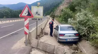 Kontrolden çıkan otomobil beton bariyerlere çarptı, 2 kişi yaralandı