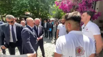 Bakan Çavuşoğlu, Prizren'de vatandaşlarla sohbet etti