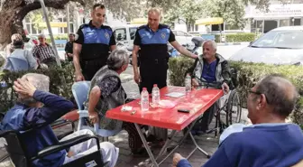 Polis, huzurevindeki 'babaları' unutmadı