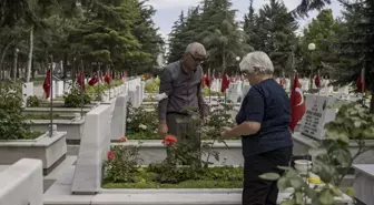 Son dakika haberi... Şehit yakınlarından Babalar Günü'nde şehitlik ziyareti