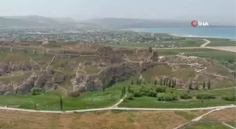 Tarihi Van Kalesi'nin gökyüzünden görüntüsü Çin Seddi'ni andırıyor